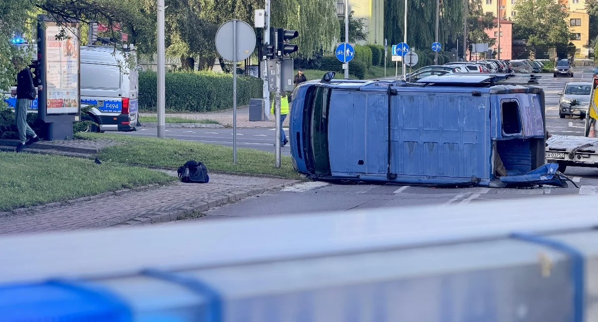 Zderzenie Opla Forda na skrzyżowaniu Tysiąclecia i Piastowskiej. Kierowca Forda uciekł. Policjanci szukają mężczyzny