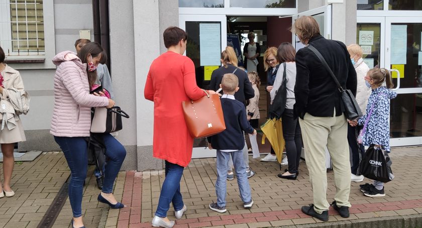 Lekcje od godz. 7 rano w podstawówce nr 9. Rodzice pytają: kto to wymyślił?