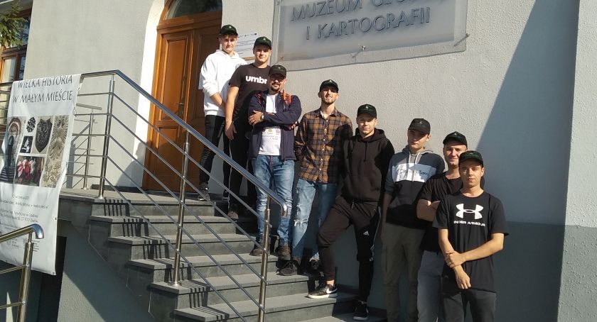 45 uczniów Mechanika wzięło udział w Rajdzie Geodety. Zaczęli od Opatowa