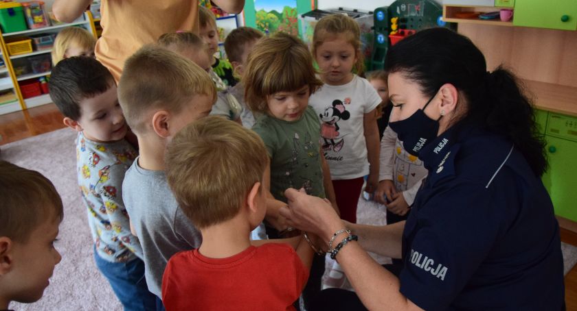 Policjanci w Publicznym Przedszkolu nr 10. Było o bezpieczeństwie