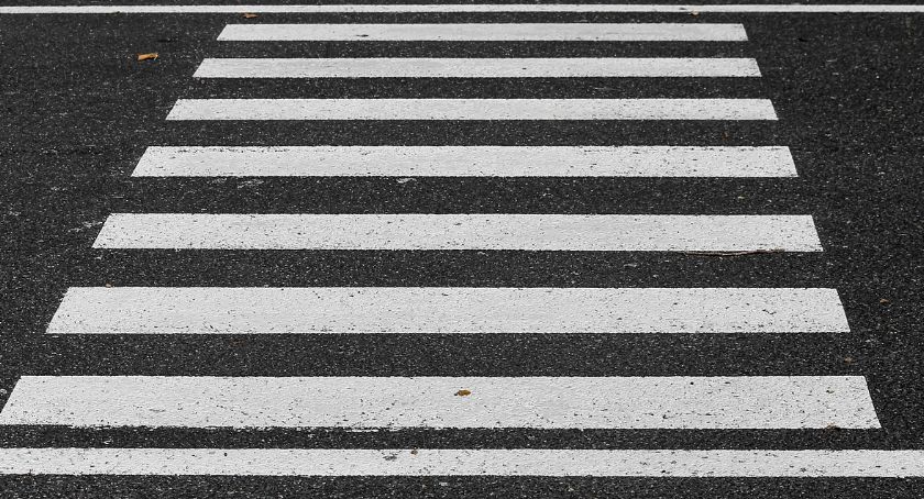 16-latka prowadziła samochód. Na przejściu potrąciła pieszego. Sprawą zajmie się sąd rodzinny