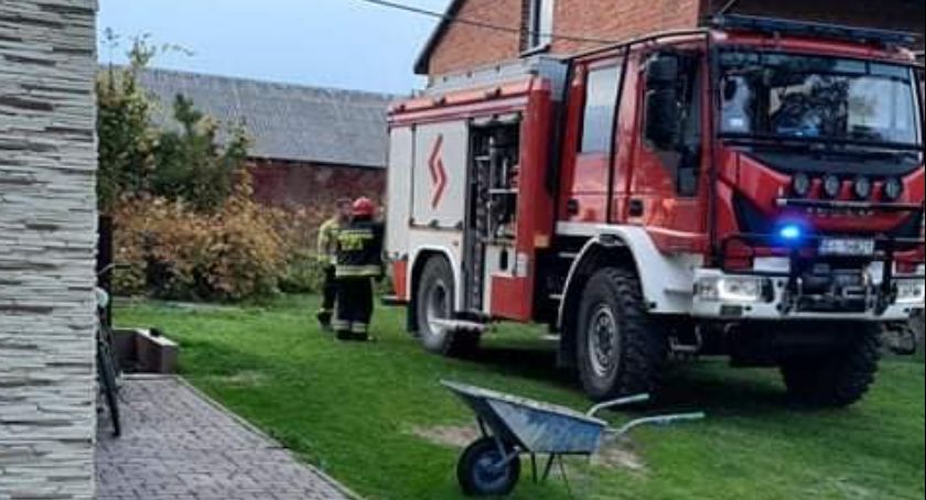 Pożar w miejscowości Cieszątki. W akcji trzy jednostki straży