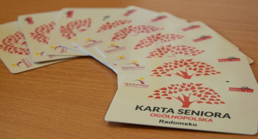 Seniorzy mogą już odbierać kartę, która daje zniżki w całej Polsce