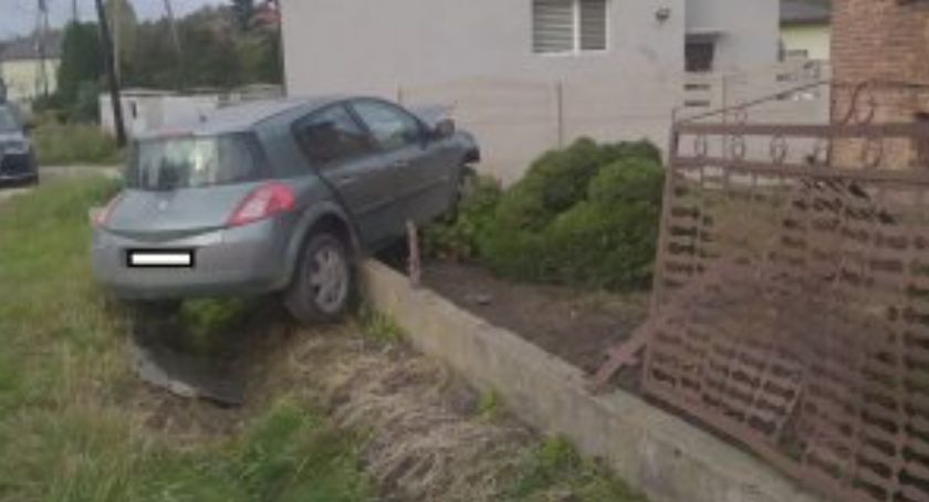 40-latka wypiła butelkę wina, wsiadła za kierownicę i wjechała ogrodzenie