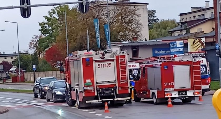 Zderzenie dwóch samochodów i potrącenie pieszego na skrzyżowaniu Prymasa Wyszyńskiego i Tysiąclecia