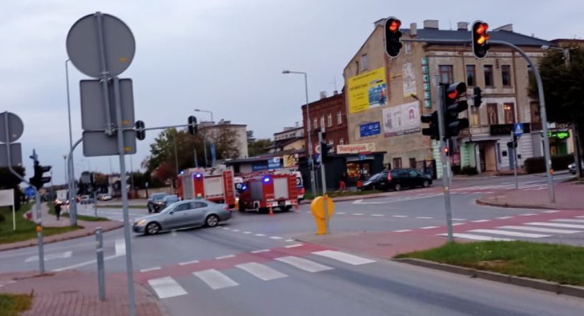 Kierowca toyoty wjechał w tył citroena, citroen potrącił pieszą i rowerzystę