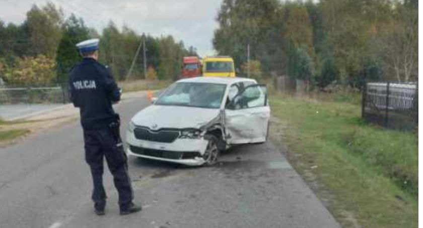Zderzenie czołowe w Kletni. 44-latka w czasie omijania pieszego zjechała na przeciwny pas