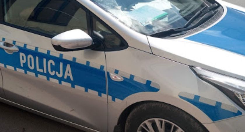 Kierujący BMW uderzył w opla i w ogrodzenie. Następnie uciekł 