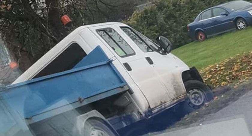 Bus w rowie. Kierowca stracił panowanie nad pojazdem przez plamę na jezdni 