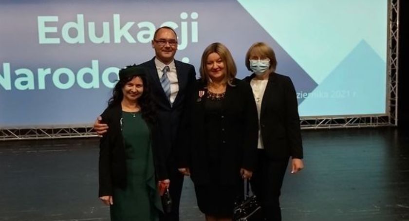 Nauczyciele z Radomska nagrodzeni Medalami Komisji Edukacji Narodowej i nagrodą kuratora