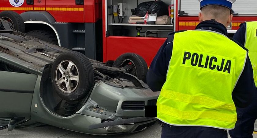 Wypadek na DK1. Dachowała skoda. Dwie osoby odwieziono do szpitala