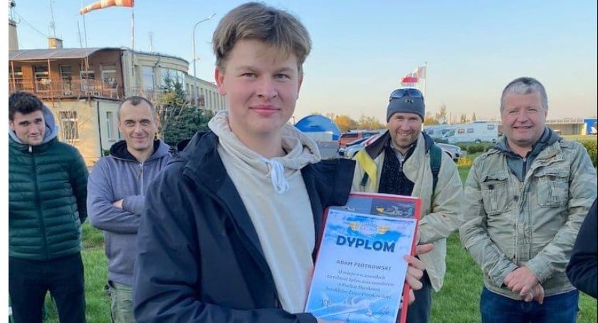  Adam Piotrowski, uczeń II LO, zdobył Puchar Dyrektora Aeroklubu Ziemi Piotrkowskiej