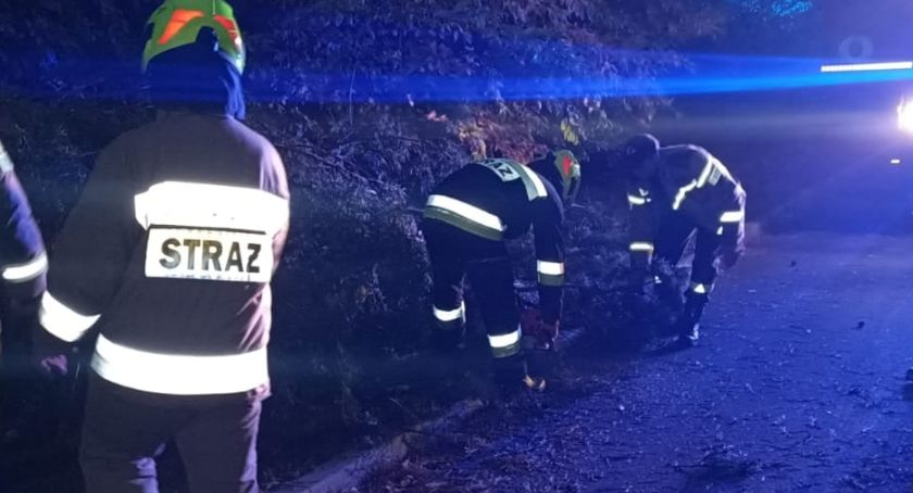 W gminie Kamieńsk powiało. Ucierpiał dach budynku należącego do Urzędu Miasta