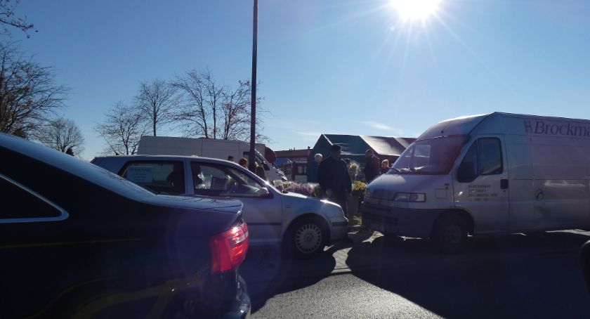 Przy cmentarzach coraz większy tłok. Zostaw samochód, skorzystaj z autobusu