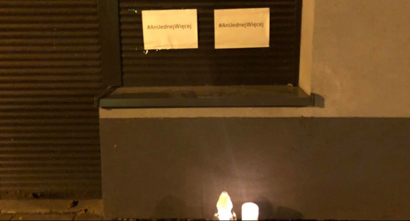 „Ani Jednej Więcej”: kartki i znicze pod biurem poseł Milczanowskiej. Protest po śmierci 30-latki