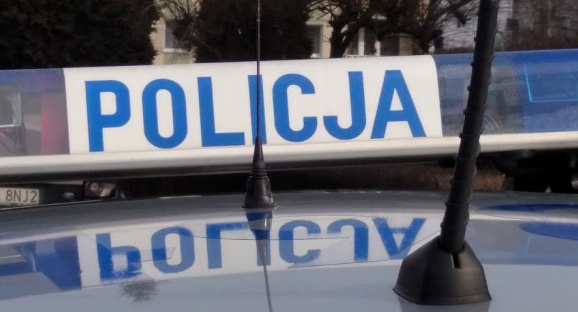 Brudzice: kierowca na prostej drodze wjechał w drzewo