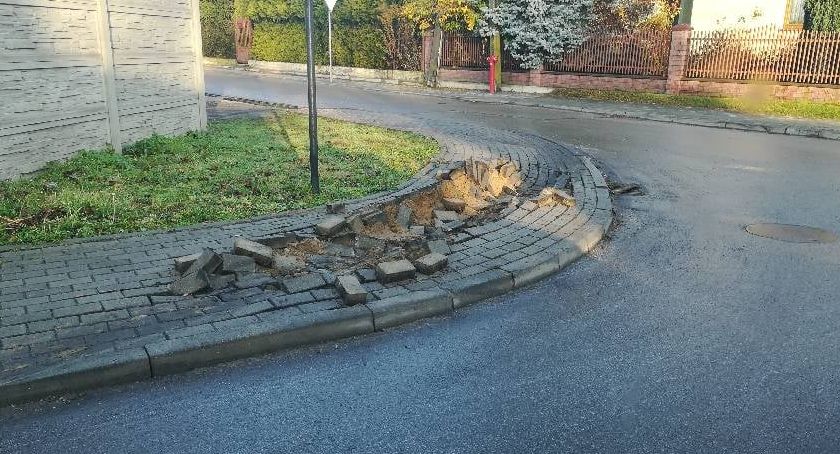 Miłaczki: po jednym dniu chodnik zryty przez TIR-y. A remont ulicy kosztował 200 tys. 