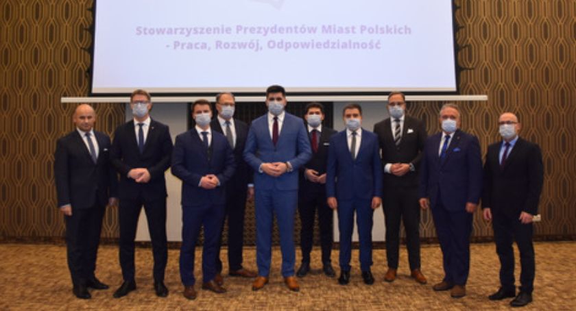 Całkiem nowe stowarzyszenie prezydenta: na 30 prezydentów 14 związanych było lub jest z PiS