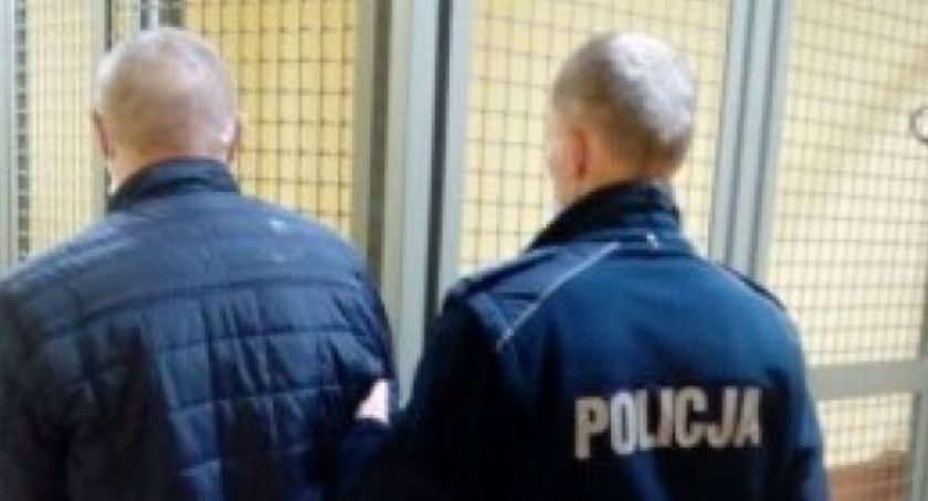 52-latek uderzył syna siekierą. Usłyszał zarzut usiłowania zabójstwa. Mężczyzna trafił do aresztu 