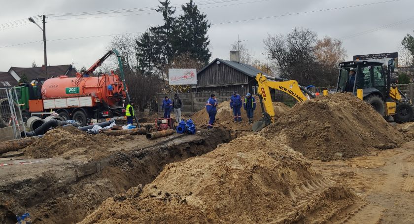 Na Miłaczkach zabawa w ciuciubabkę: mieszkańcy się zastawiają, kierowcy przeciskają