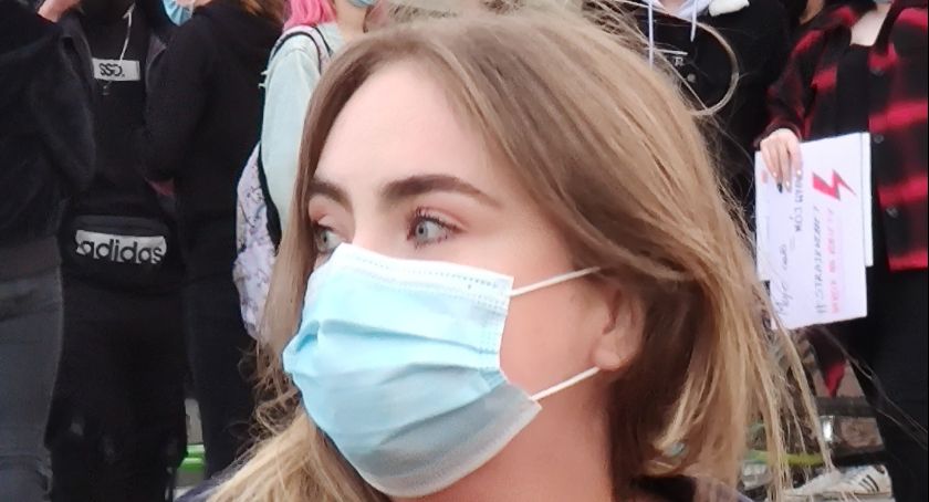 Młodzi nam się rozchodzą: kobiety są lepiej wykształcone, ambitniejsze i wyjeżdżają, mężczyźni zostają