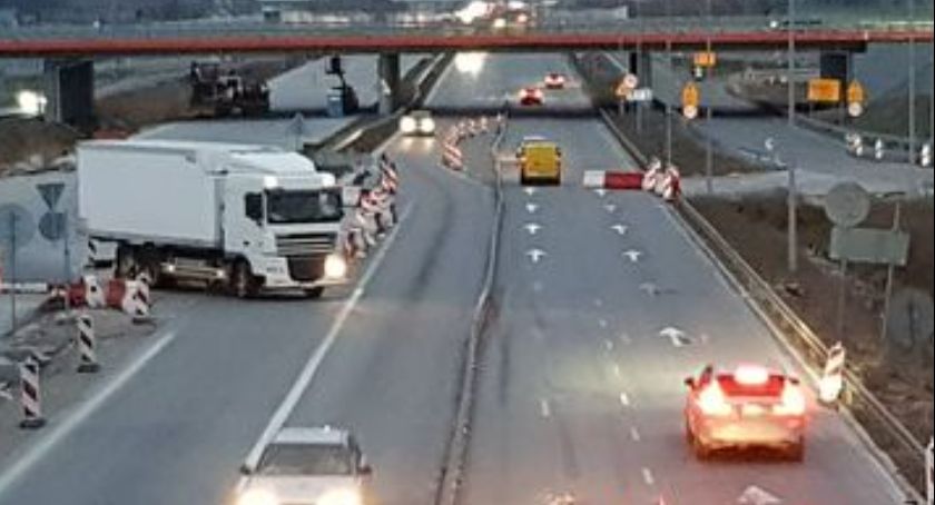 Blisko tragedii: kierowca TIR-a zniszczył kilka znaków, zablokował pas