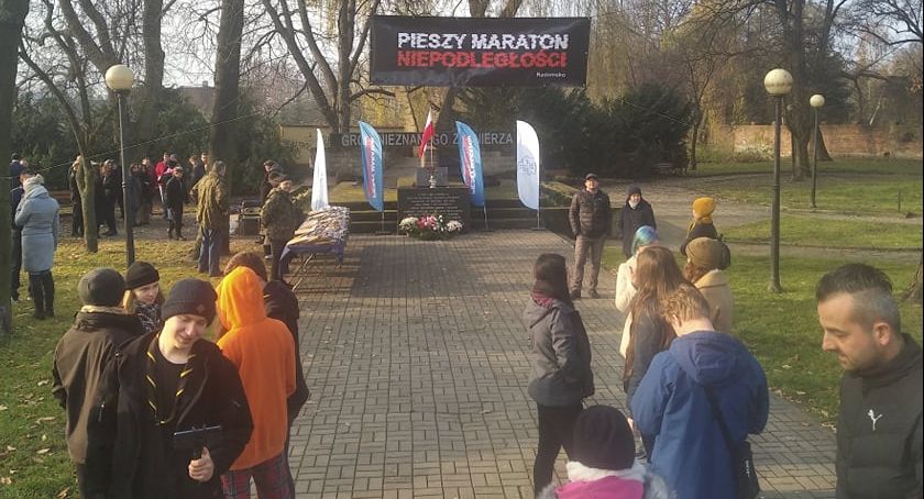 Finał XI Maratonu Niepodległości: z otarciami, odciskami i kontuzjami uczestnicy stawili się na mecie