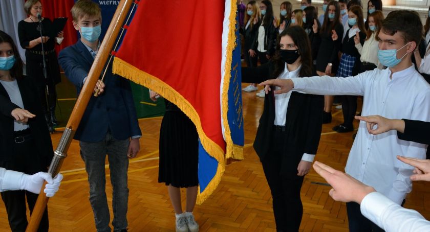 Ślubowanie klas pierwszych i drugich w Liceum Ogólnokształcącym w Przedborzu
