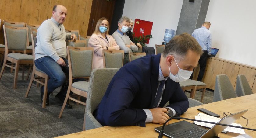 Mieszkańcy, gońcie się: radni za zamkniętymi drzwiami, ludziom zostało szarpanie za klamkę
