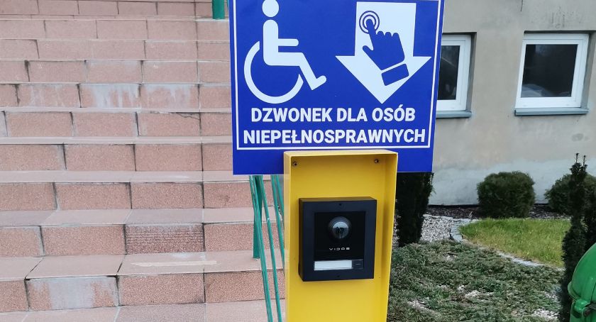 PGK: przed biurowcem spółki zamontowano dzwonek. Niepełnosprawny wezwie pracownika