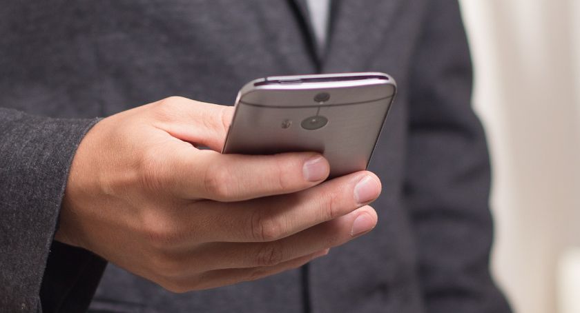 Mieszkaniec powiatu odebrał telefon i usłyszał: chyba ktoś włamał się na pańskie konto bankowe