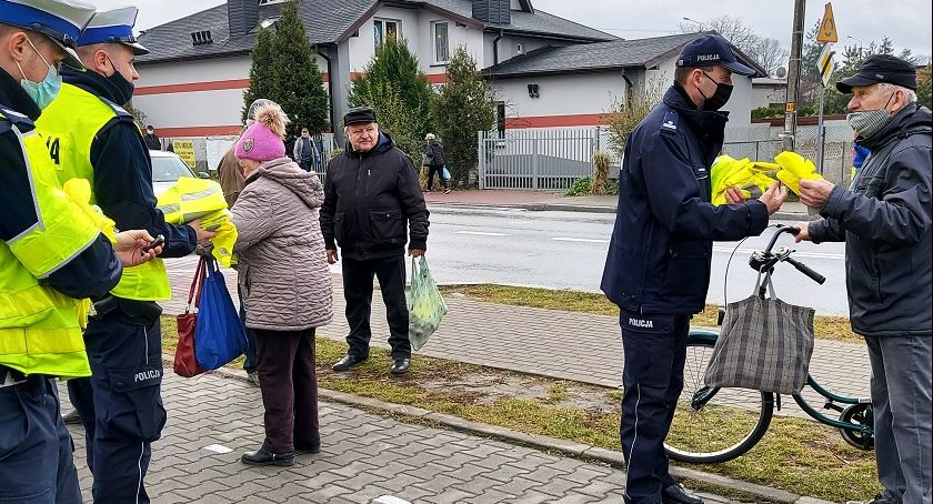 Kamizelki odblaskowe ufundował powiat, policjanci rozdali je mieszkańcom