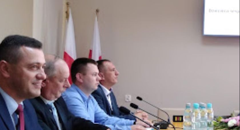 W kilku gminach wójtowie i radni głosowali za podwyżkami. Reszta na razie czeka 