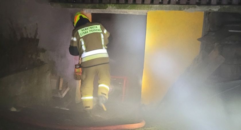 Pożar węgla w piwnicy w domu w Barczkowicach. Ogień gasiły trzy zastępy straży