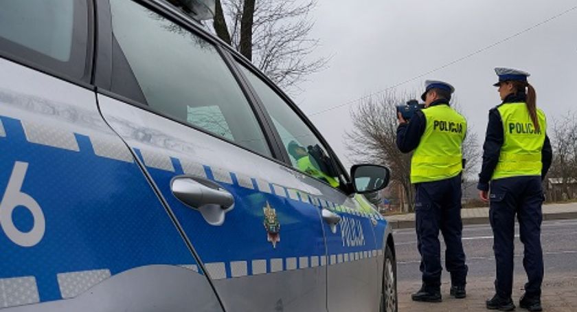 Policjanci kontrolowali kierowców. Nałożyli 87 mandatów, odebrali 3 prawa jazdy, zatrzymali 9 dowodów rejestracyjnych