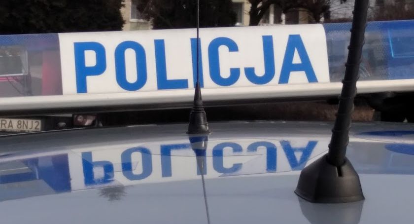26-latek trafił do aresztu. Najprawdopodobniej po pijanemu wjechał autem do rowu, a potem uciekł