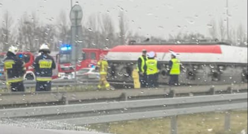 Radomsko zablokowane. Stłuczka na Brzeźnickiej i przewrócona cysterna na A1