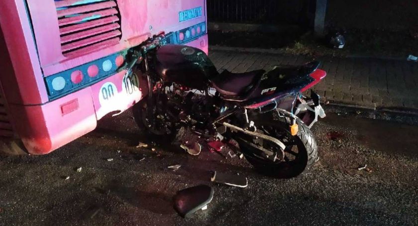 W nocy 23-latek wjechał motorowerem w... zaparkowany autobus. Bardzo prawdopodobne, że był nietrzeźwy