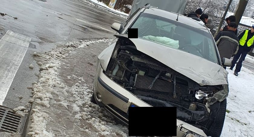 Skrzyżowanie Poprzecznej z Sucharskiego. Kierowca forda wymusił pierwszeństwo przejazdu na kierowcy opla