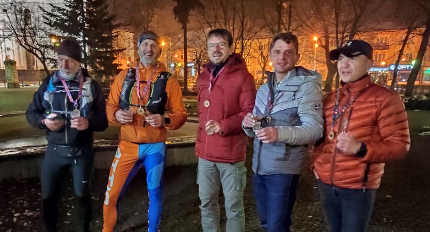 221 km w 41 godzin, start na Babiej Górze, meta na placu 3 Maja przy fontannie. Radomszczańscy ultrasi w akcji