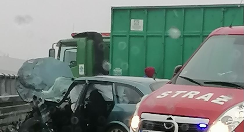 Wypadek na obwodnicy Radomska. Zderzenie osobówki z ciężarówką