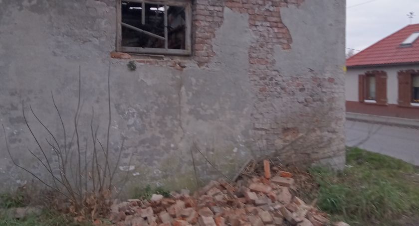 Remiza się sypie. Wójt zapowiada, że zostanie rozebrana, bo stanowi zagrożenie