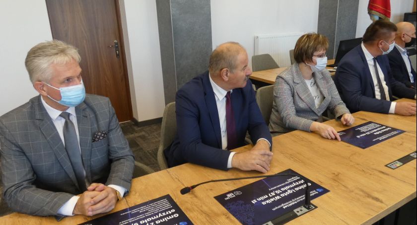 Płyną miliony. Do starostwa, urzędu miasta i gmin. Na drogi, kanalizacje, wodociągi i przedszkola