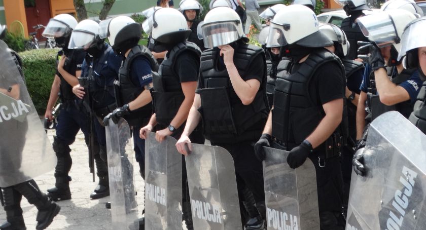 Wrze w komendzie policji: ukarani za walkę o podwyżki. - To odbiera chęć do pracy - mówią ukarani