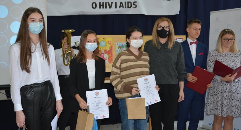 Patrycja Zawada, Eulalia Krawczyk i Cyprian Kuras najlepsi w powiatowym konkursie wiedzy o HIV/AIDS 