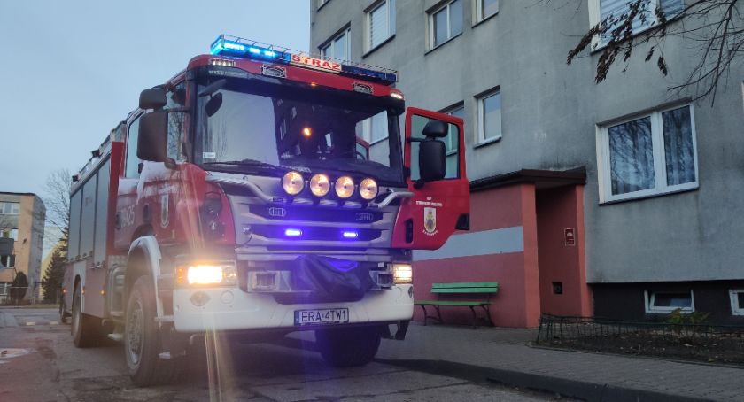Przed wieżowiec przy Piastowskiej na sygnale przyjeżdża straż pożarna. Mieszkańcy zdziwieni, bo nic się nie dzieje. Kolejny fałszywy alarm