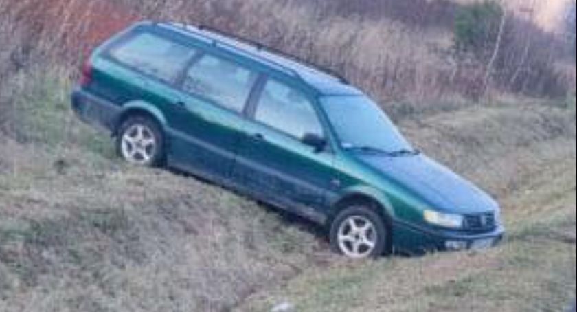 VW  w rowie przy obwodnicy cierpliwie czeka na właściciela