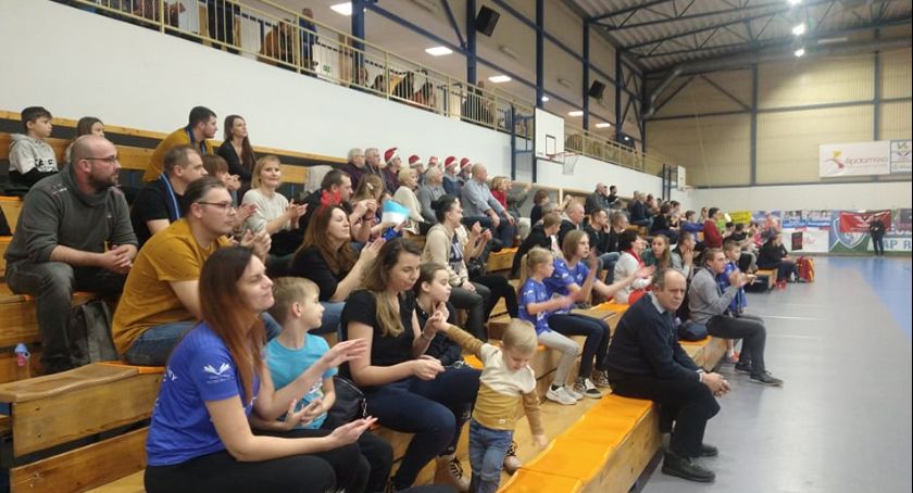 Kibice siatkówki pomagają Kotkom z Radomska. Na mecz KS Volley Radomsko przybyli z karmą
