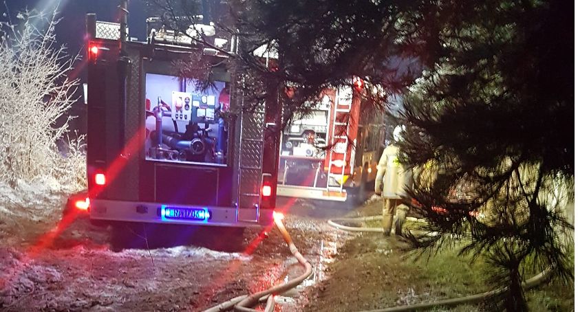 Dwie osoby zginęły w pożarze domu w Woli Malowanej w gminie Kodrąb. Z ogniem walczyło siedem zastępów straży