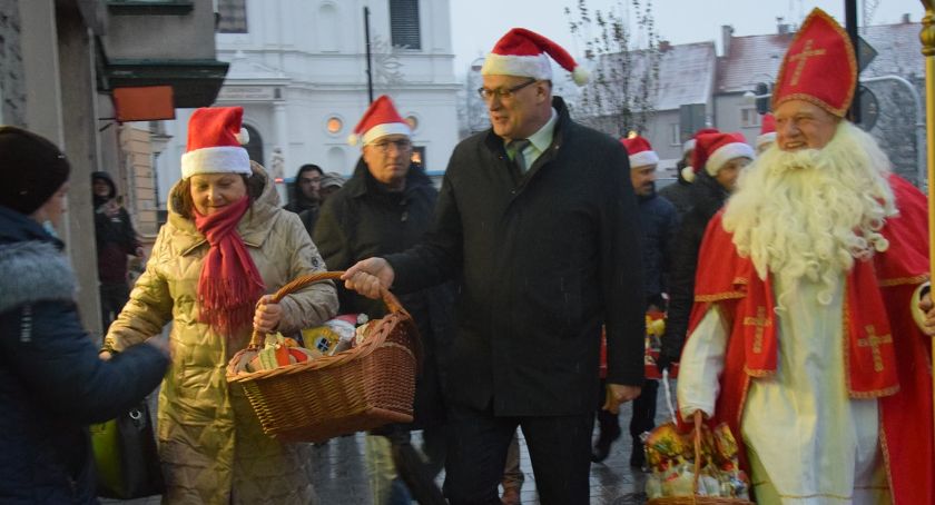 Prezydent i członkowie RdR rozdawali Mikołaje, radni Koalicji Obywatelskiej zawieźli prezent dzieciom z Kamila